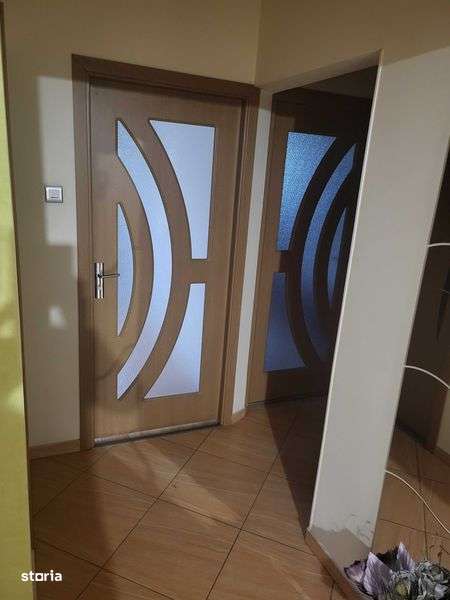 Persoana Fizica vand apart cu 3 camere, decomandat, zona linistita - Imagine principală: 4/8