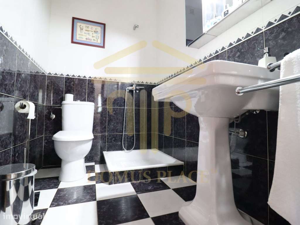 Moradia com Cave, Piscina e Terreno de 1878m² - Lavra
Vendida tota...-12