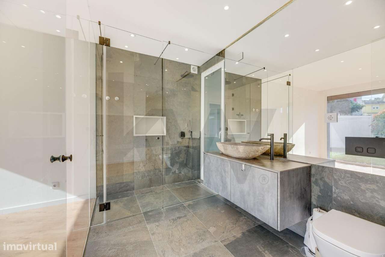 Entre Oeiras e Cascais, uma casa que eleva o conceito de viver bem. - Grande imagem: 5/60