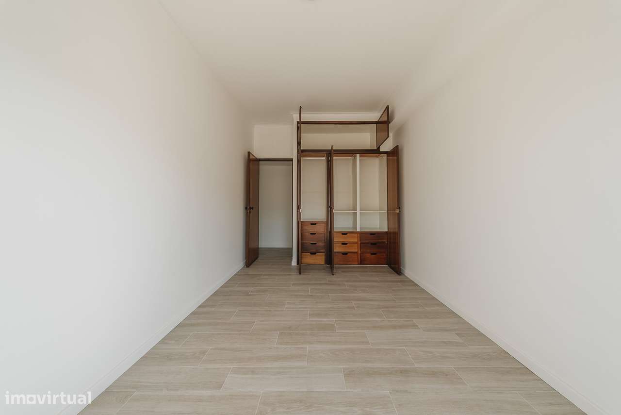 Apartamento T3 Totalmente Remodelado em Santa Clara | Varanda-11