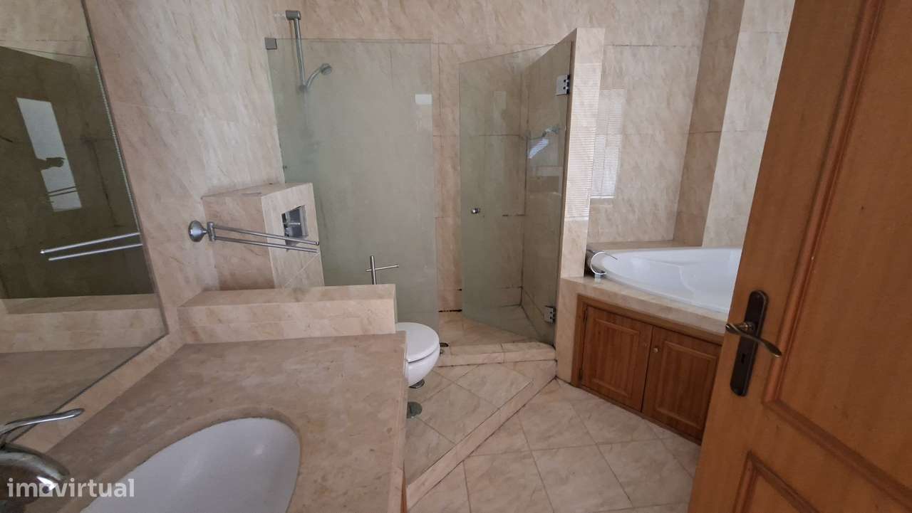 Apartamento T2+1 com 209m2 , garagem no Montijo-13