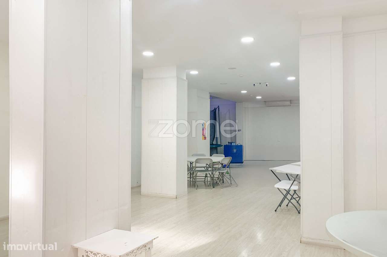 Espaço Comercial/Loja em Rua da Milharada 28 em Massamá - Grande imagem: 3/29