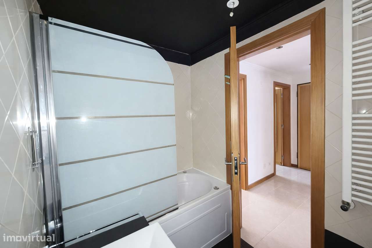 T2 com arrecadação e elevador Feijó, Almada-11