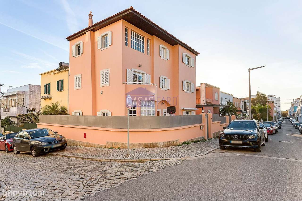 Imponente Moradia V3 de 3 pisos na zona da Avenida 5 de Outubro em Far - Grande imagem: 5/48