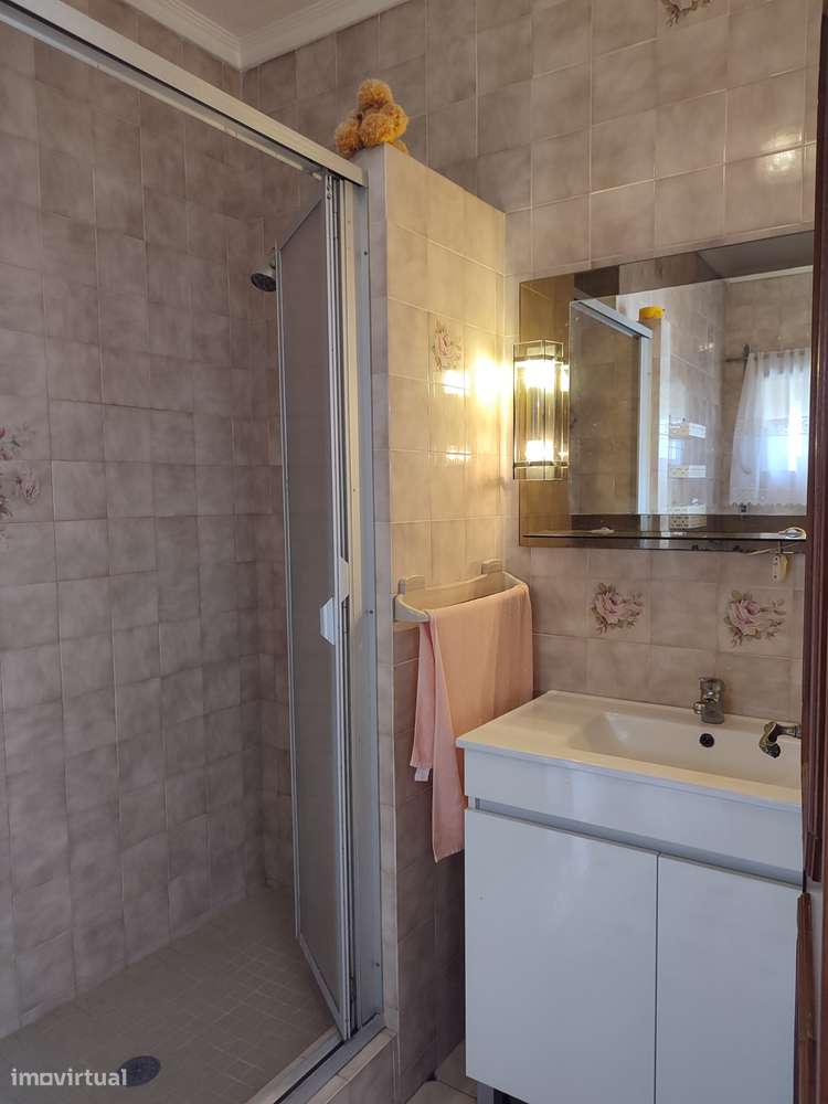 Moradia térrea com 4 frentes, garagem, anexos, jardim e bons acessos-19