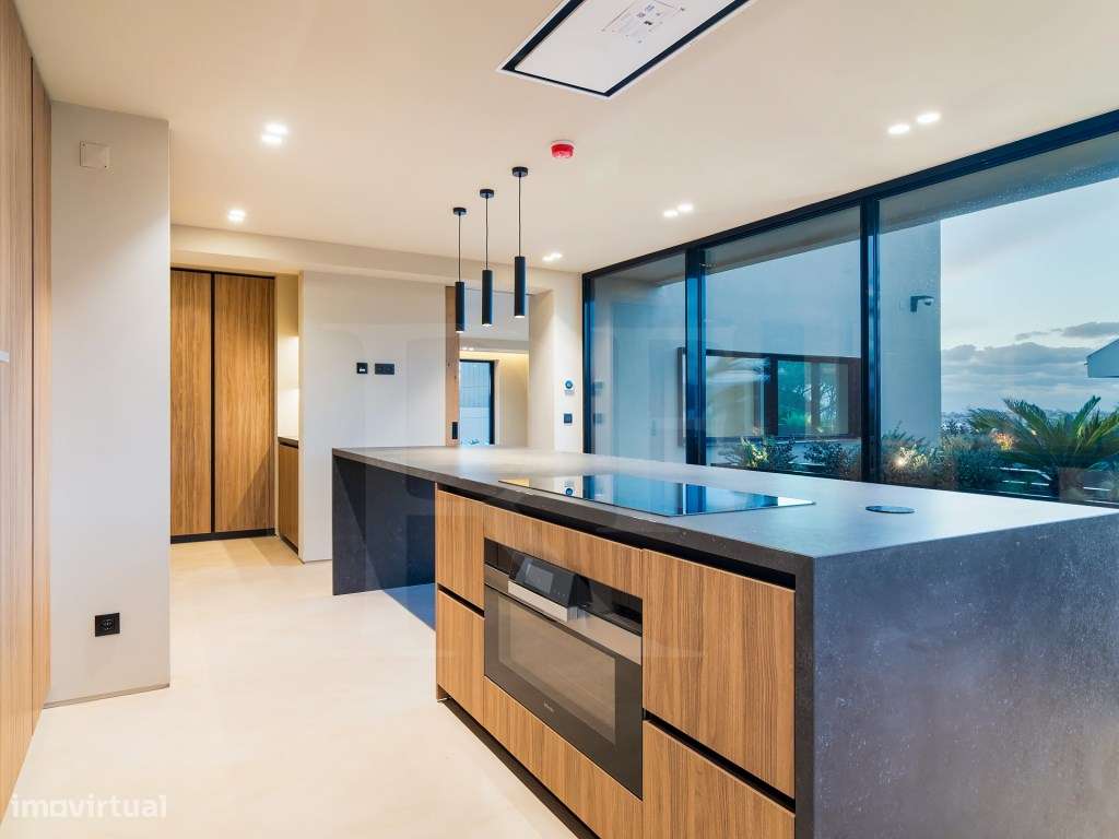 Moradia T5 com acabamentos de luxo e vista panorâmicas sobre a Baia...-10