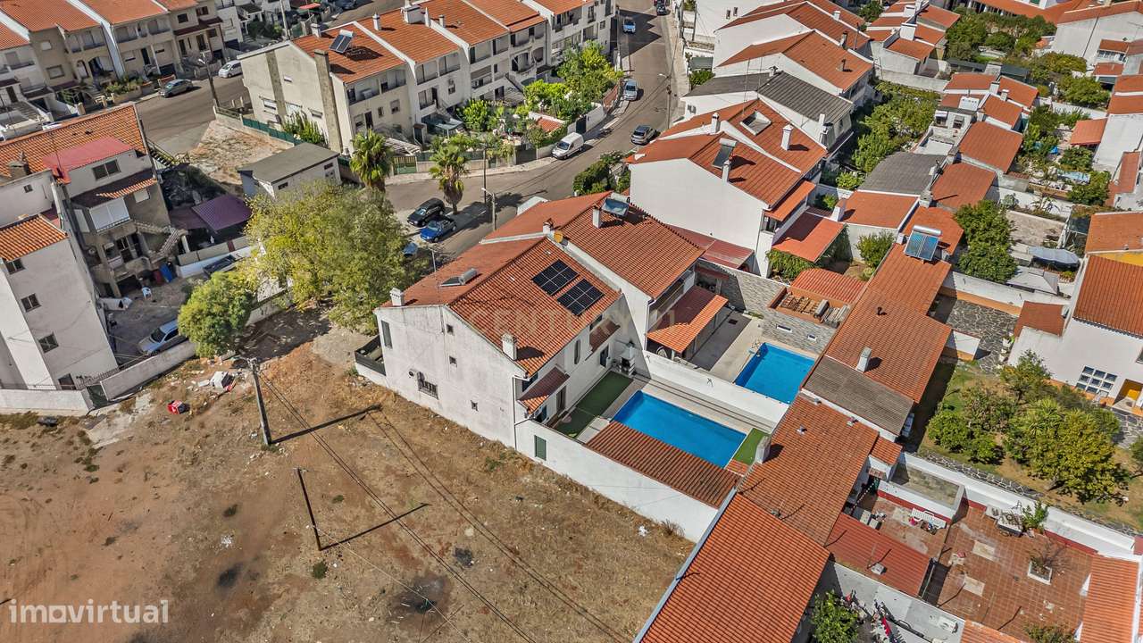 MORADIA T5 COM GARAGEM E PISCINA, 327 M² DE TERRENO PARA USUFRUIR-56
