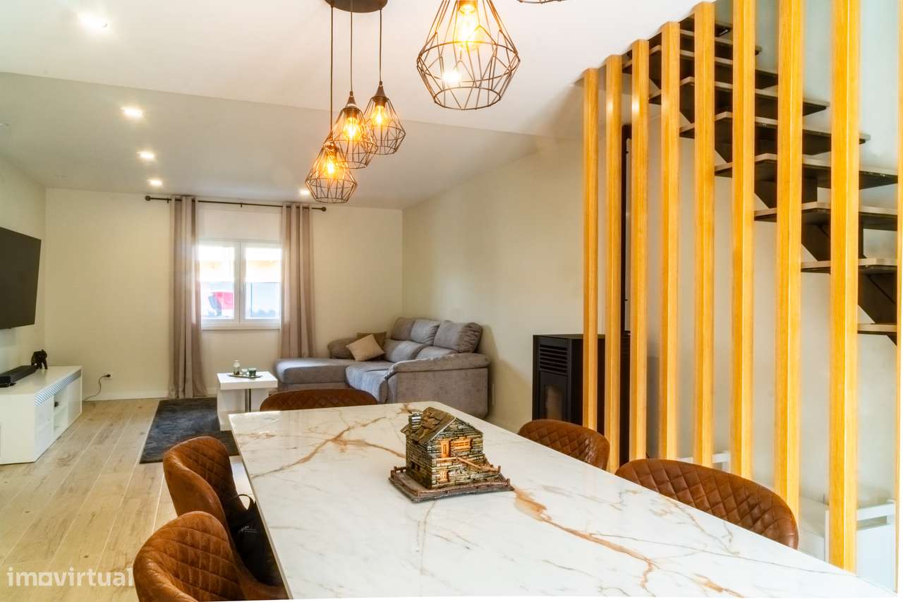 Moradia Remodelada T5 na Quinta do Conde – Pronta a Habitar!-13