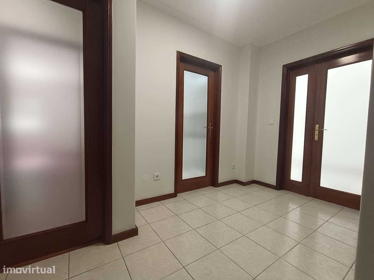 Apartamento T2+1 renovado c/excelente terraço em Oliveira do Douro-38