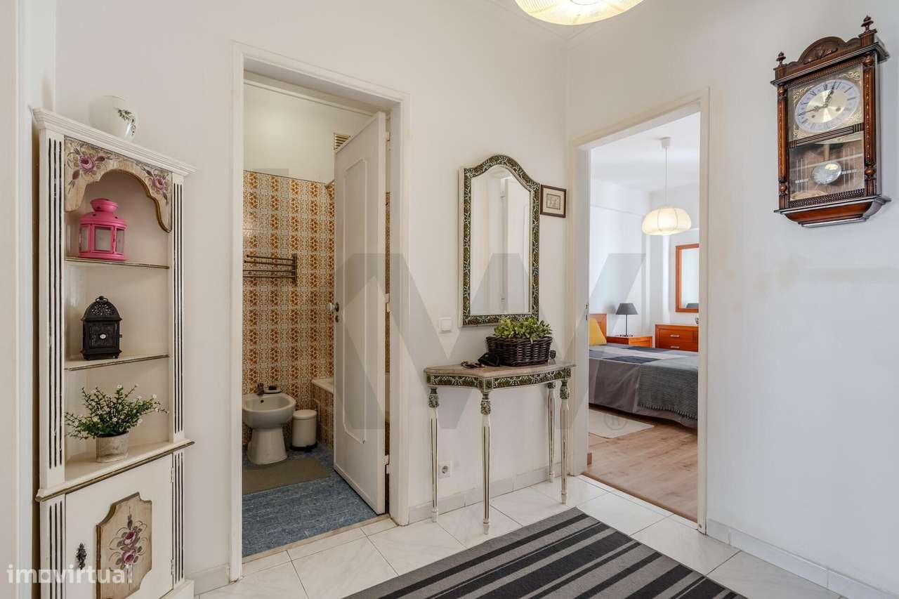 Luminoso Apartamento com Duas Frentes e Orientação Sul na Damaia – Pro-17