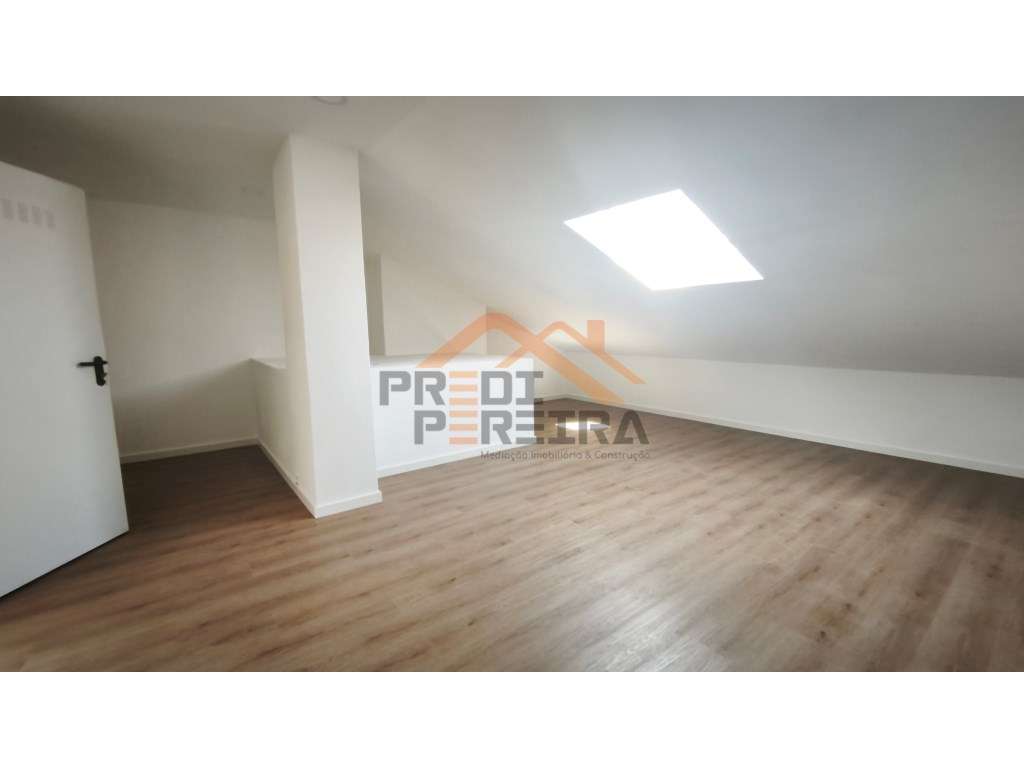 Situado em Caneças, apartamento T4 com duas suites, uma box e um pa...-34