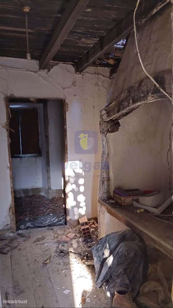 Propriedade antiga  com 2 Moradias e grande potencial de Reconstrução - Grande imagem: 5/34