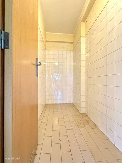 T3 c/ varanda, sala 33 m2, junto a transportes públicos e comércio...-18