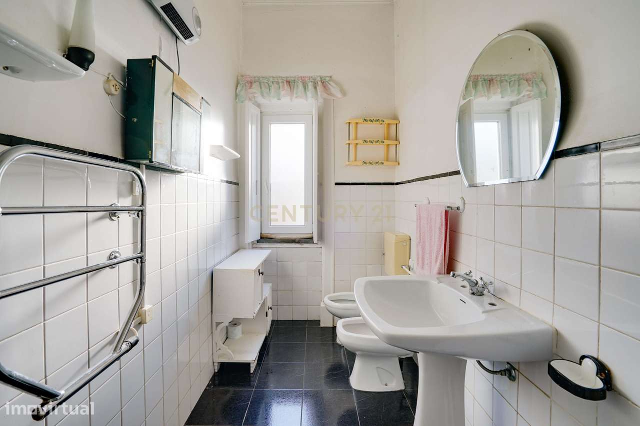 Moradia independente T6, situada no coração da linha de Cascais, junto-23