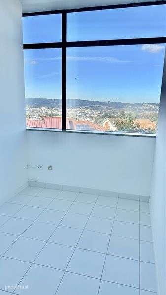 Escritório/Loja com garagem, muita luz natural e a 1min do centro. - Grande imagem: 4/6