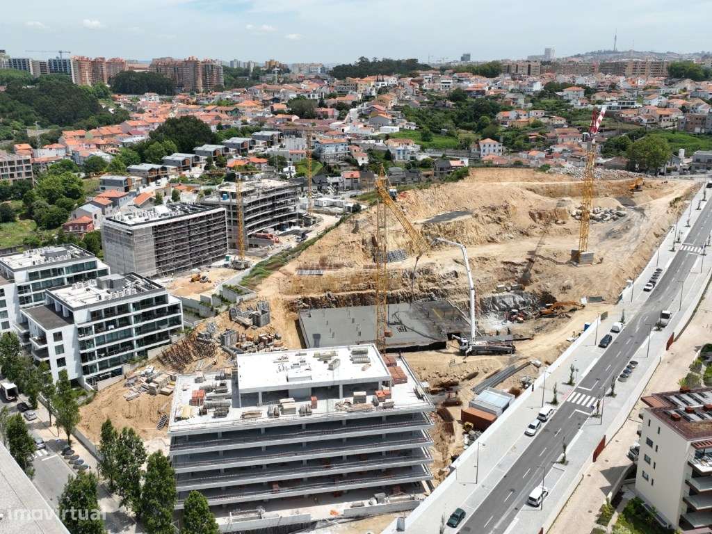 Apartamento T4 com 2 lugares de parqueamento e arrecadação.-33