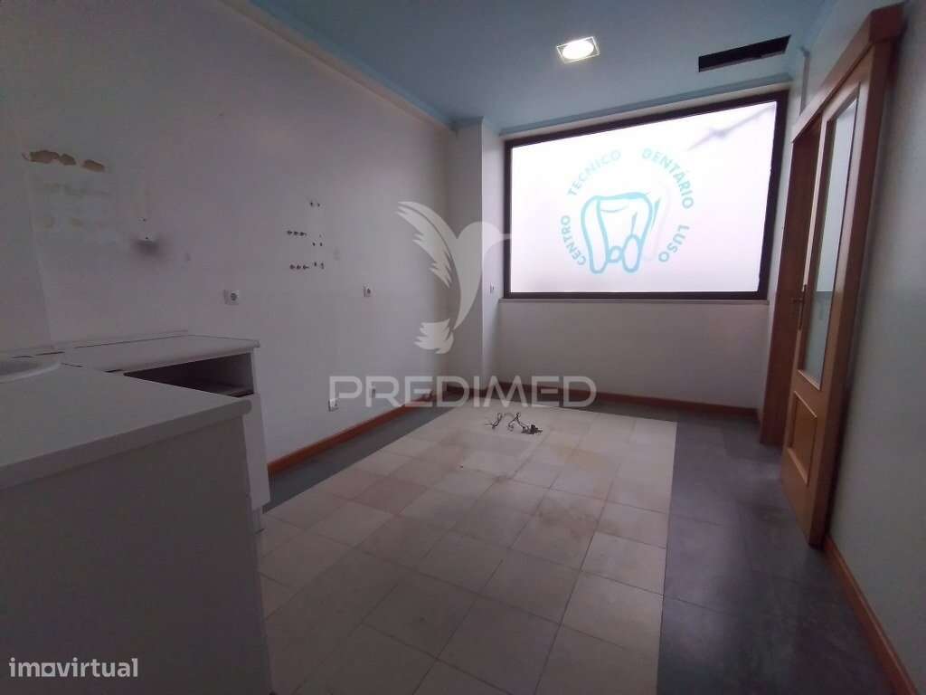 Vende se Loja  com 3 pisos Barreiro-13