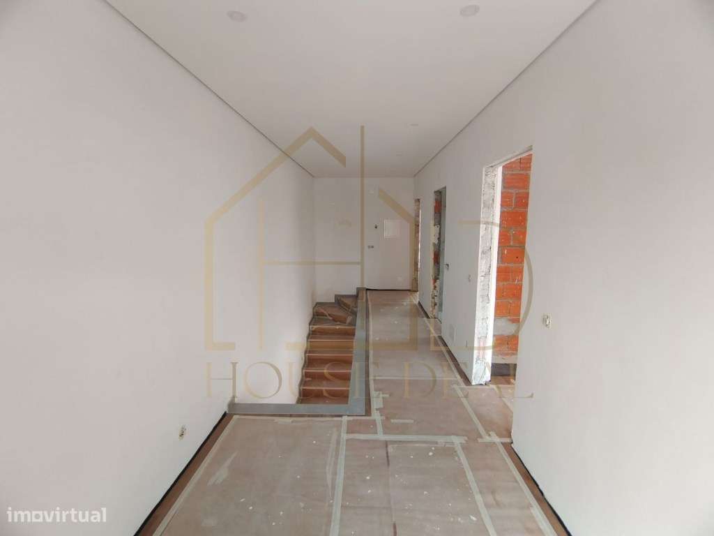 GRANDIOSA Moradia T3+1 com espaço para piscina. Fernão Ferro-12