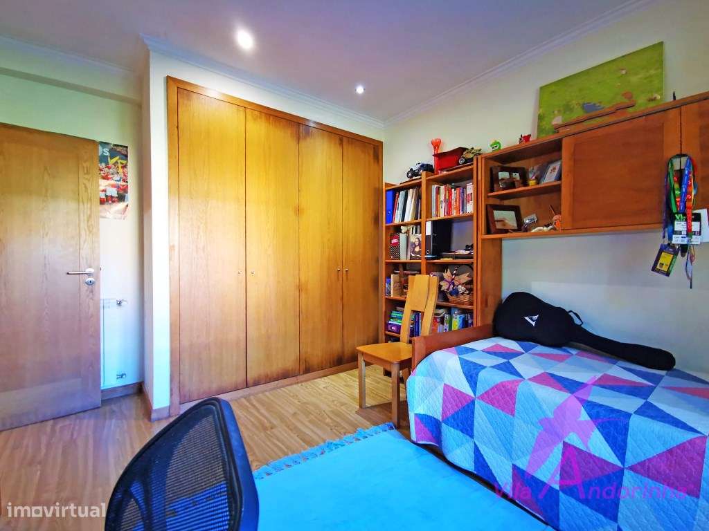 Moradia T4 Independente a 5 minutos da praia e do centro-16