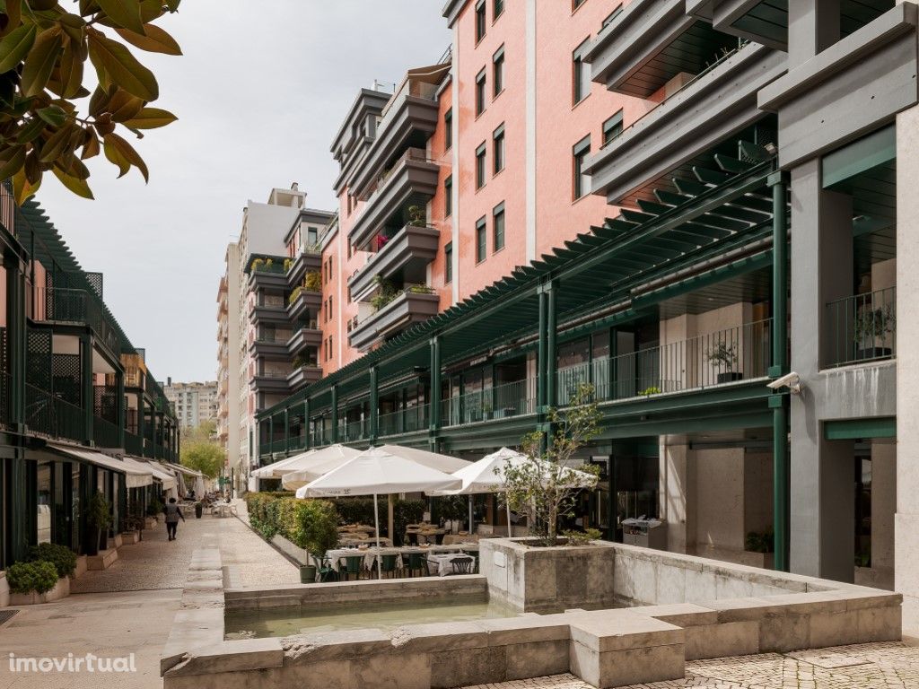 Espaço comercial com restaurante em funcionamento no Páte...