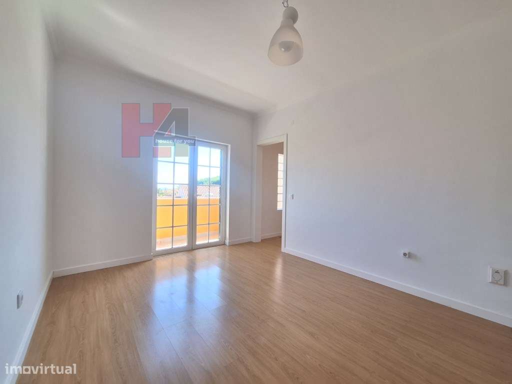 Moradia T4 com piscina inserida num terreno de 670m2 - Setúbal (OFE...-29