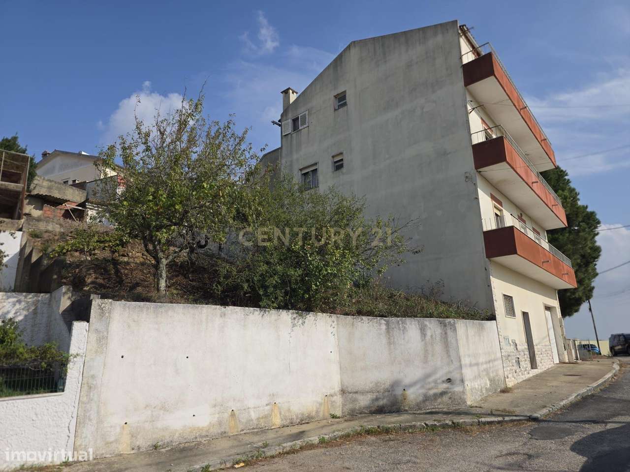 EXCELENTE INVESTIMENTO, PRÉDIO COM 3 FRAÇÕES E GARAGEM PARA 5 CARROS-28