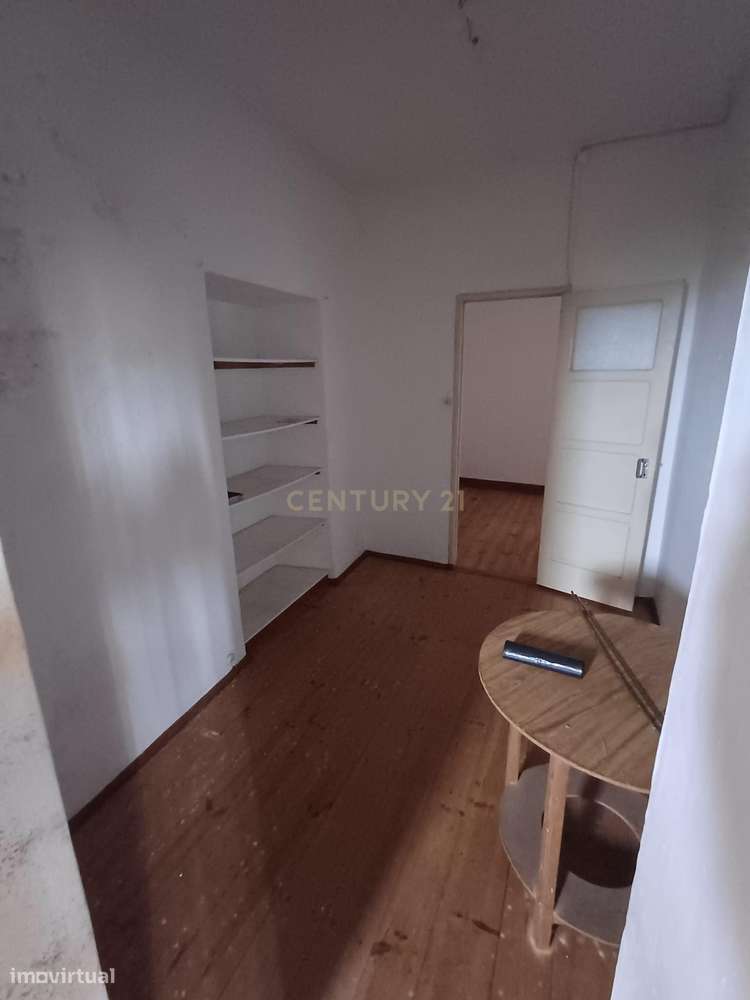Apartamento T2+2 para remodelação em Sobral de Monte Agraço - Grande imagem: 4/16