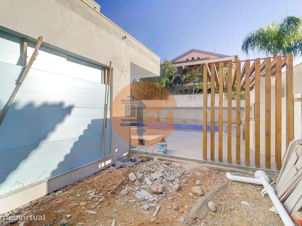 Moradia Isolada V4 com Piscina em Construção-8