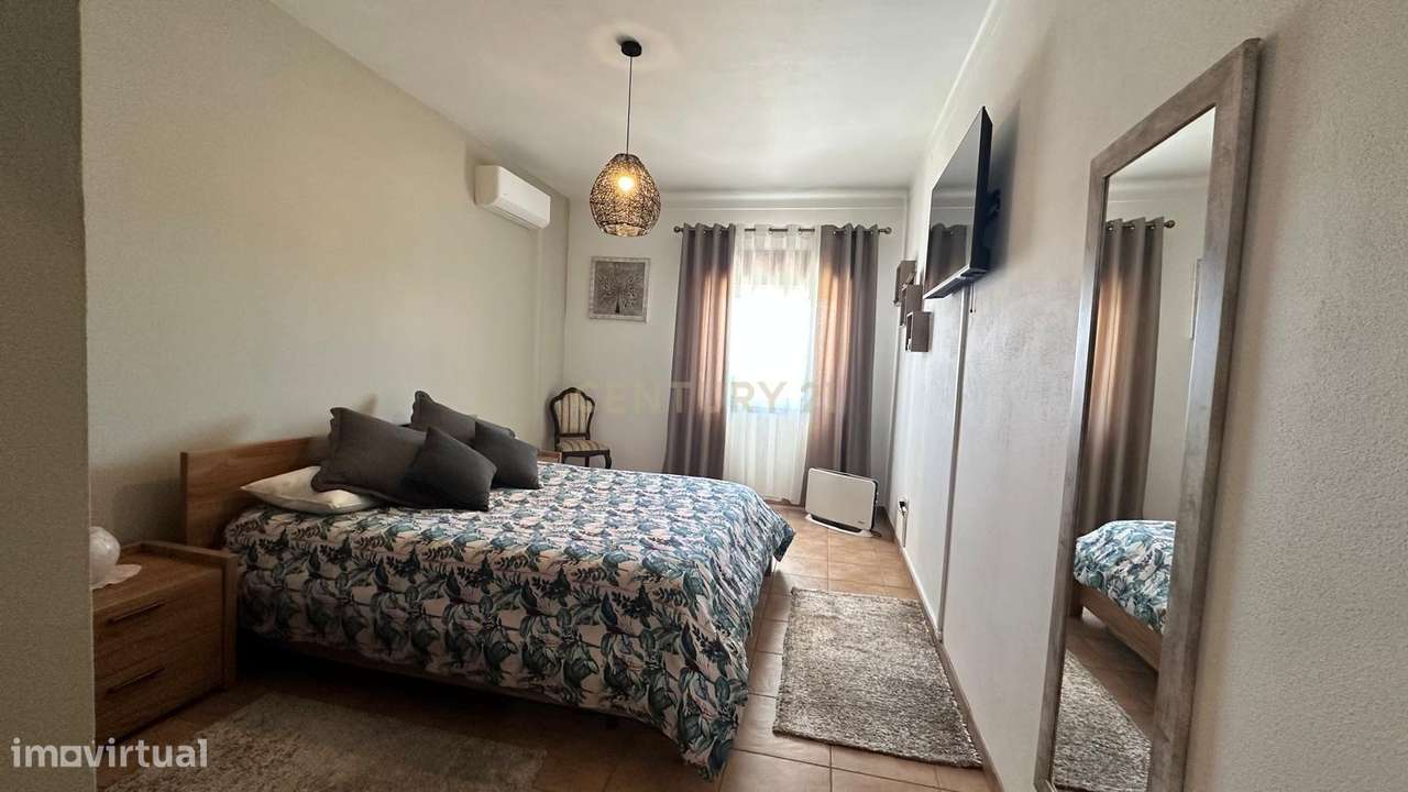 MORADIA  T4 BASTANTE ATRATIVA , ESPAÇOSA E COM MUITA LUZ NATURAL EM A-11