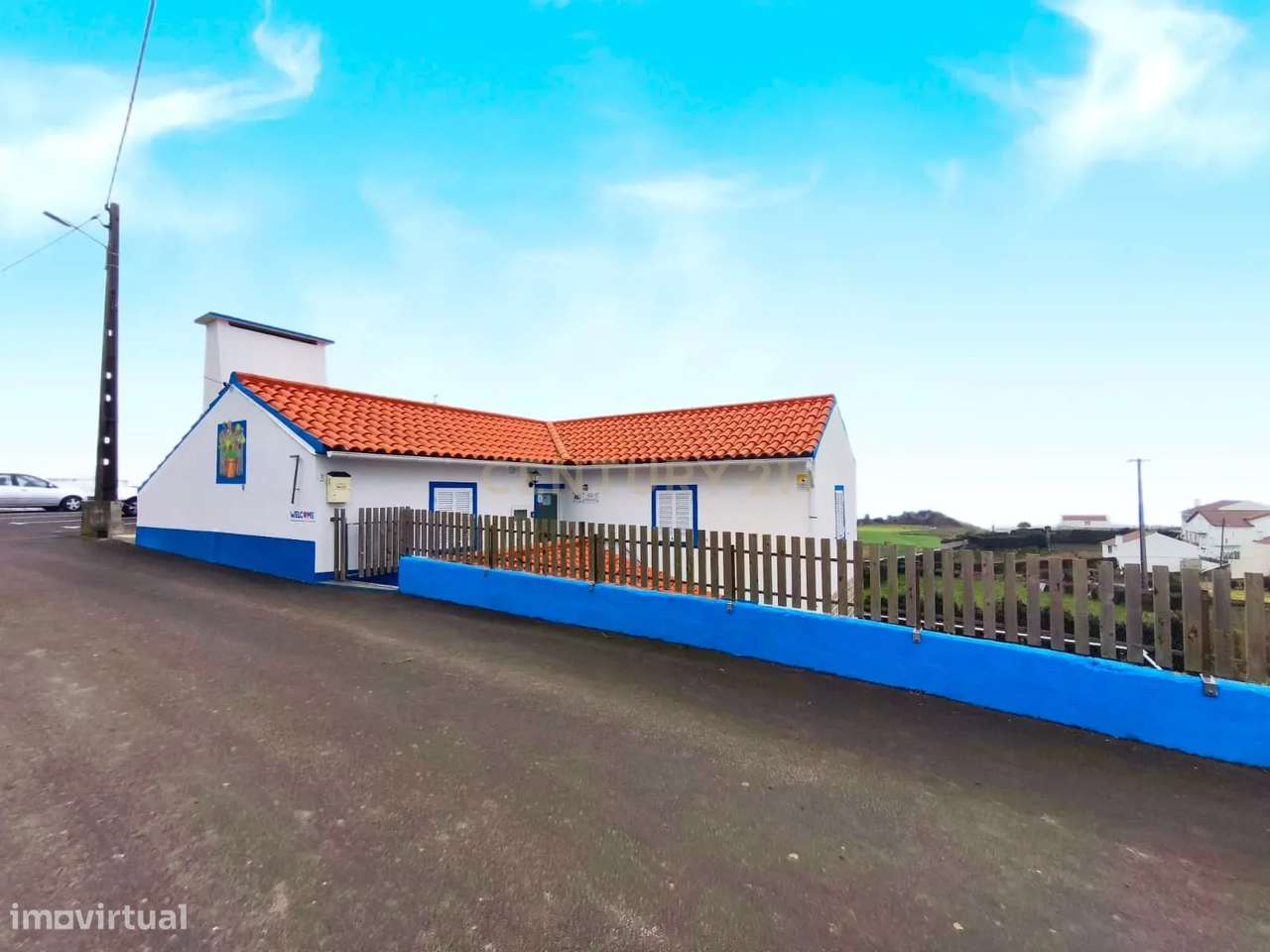 Moradia Totalmente Renovada com 2 Apartamentos T1 e Vista Mar na Algar - Grande imagem: 2/32