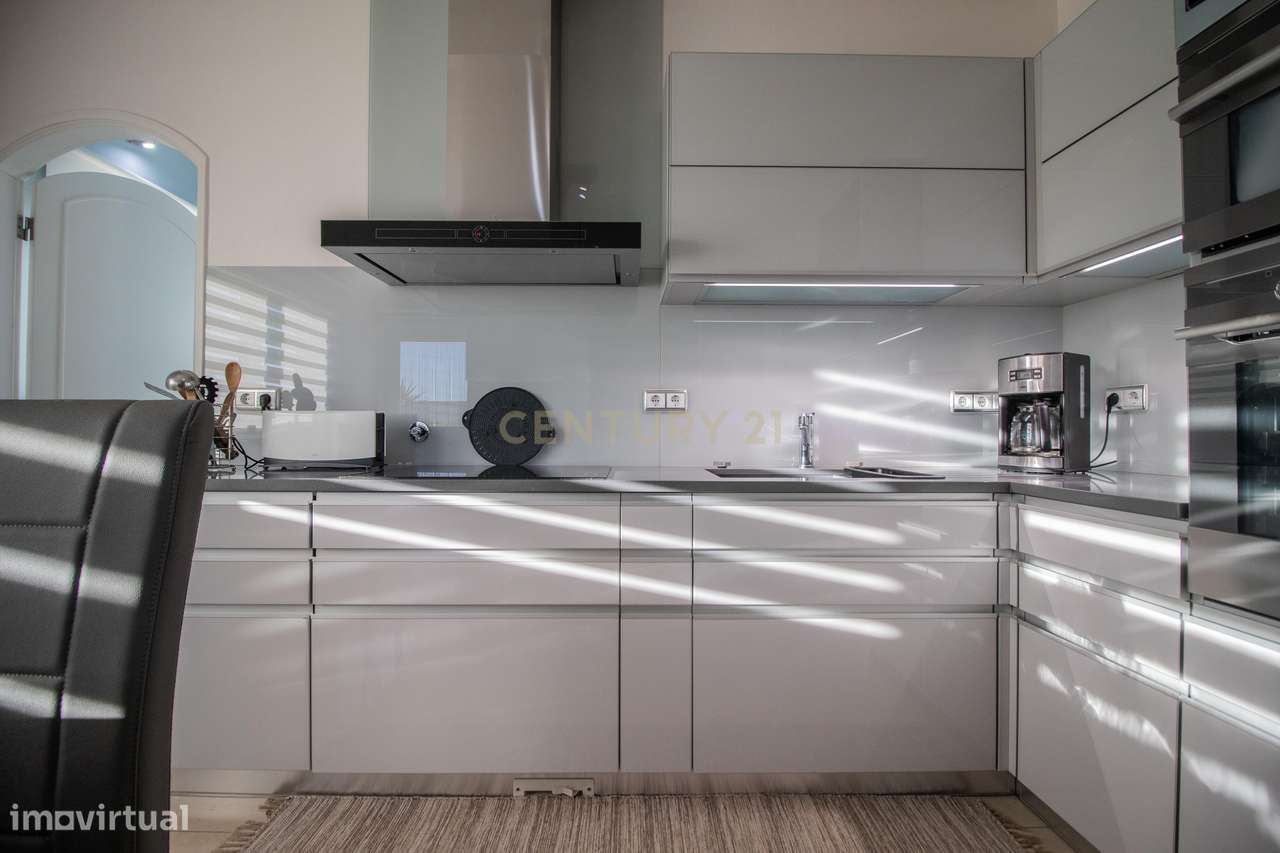 Moradia com piscina, terreno e anexos em Vieira de Leiria e a 2km da p-42