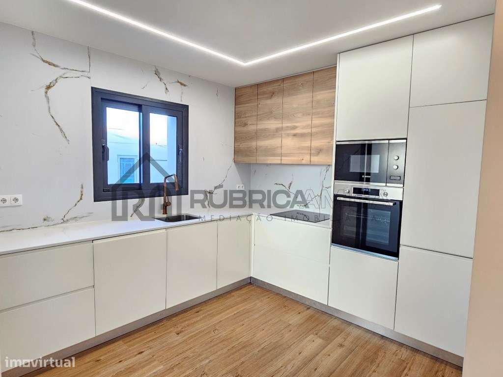 Moradia V3 renovada, com logradouro e anexo-6