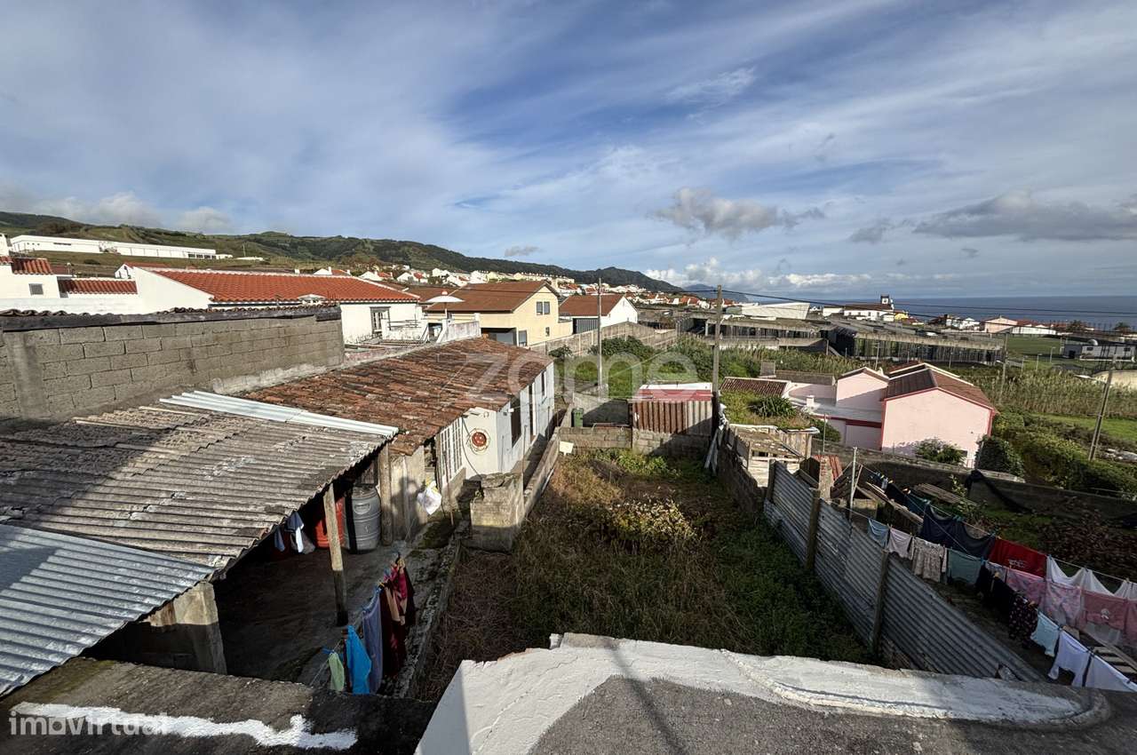 Moradia T2+1 com Quintal, Anexo e Acesso por Duas Ruas – Ponta Garç...-16