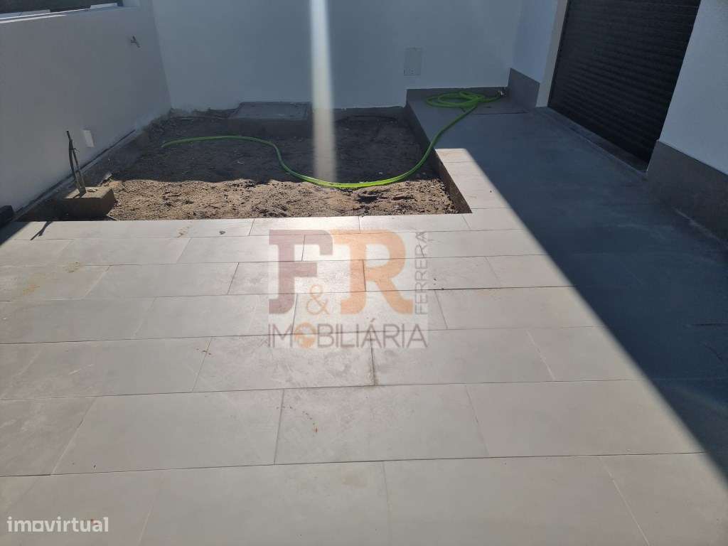 Moradia Geminada T3 com garagem e Terraço Quinta do Conde Sesimbra-10