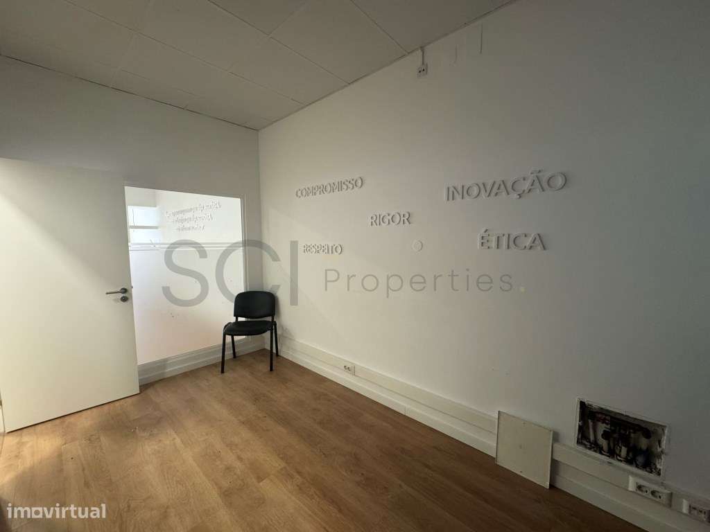 Loja Santa Marta de Corroios 2 Pisos com 130 m2 - Grande imagem: 3/26