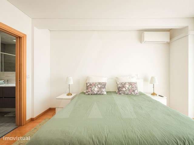 Moradia T4 de arquitetura moderna localizada em Aradas-21