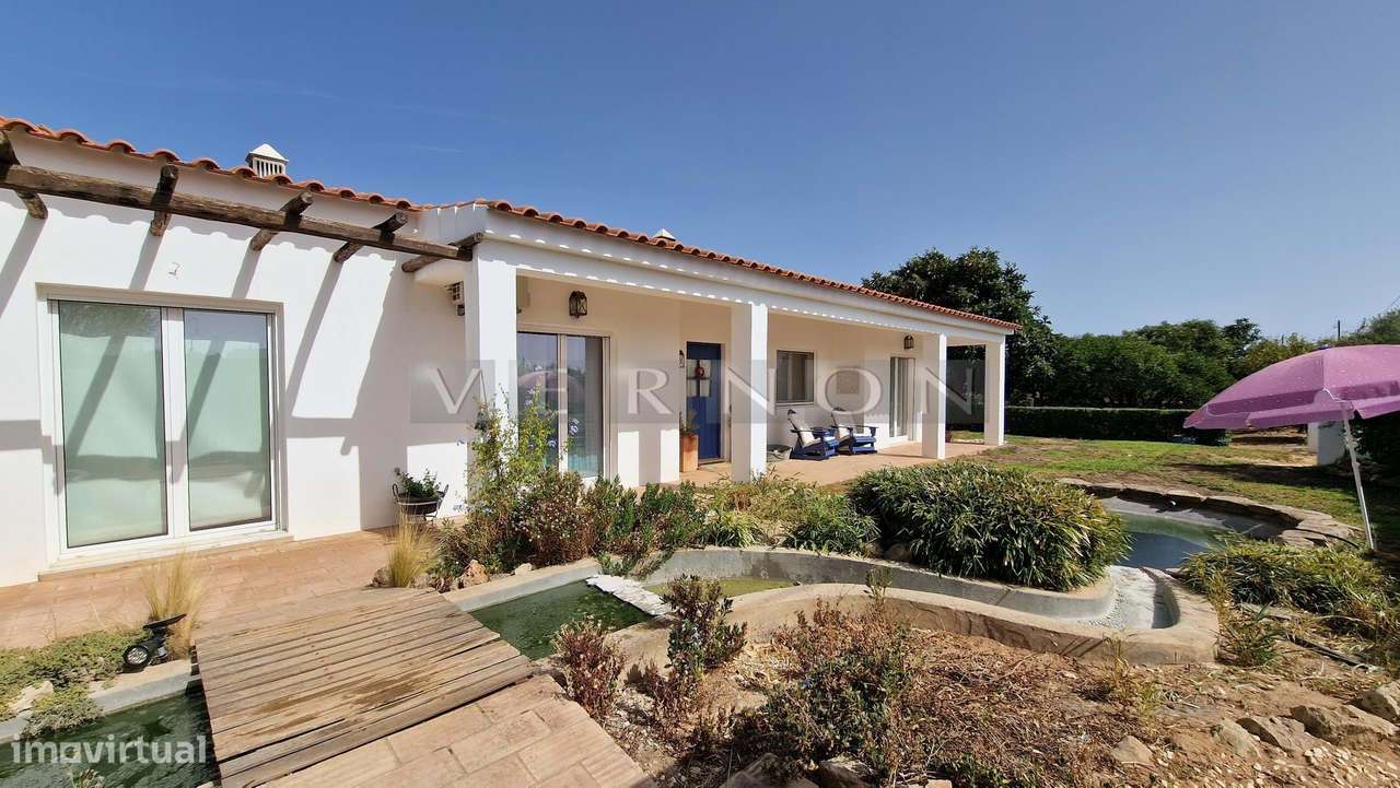 Charmosa e espaçosa moradia com 3 quartos e piscina para venda entre L-7