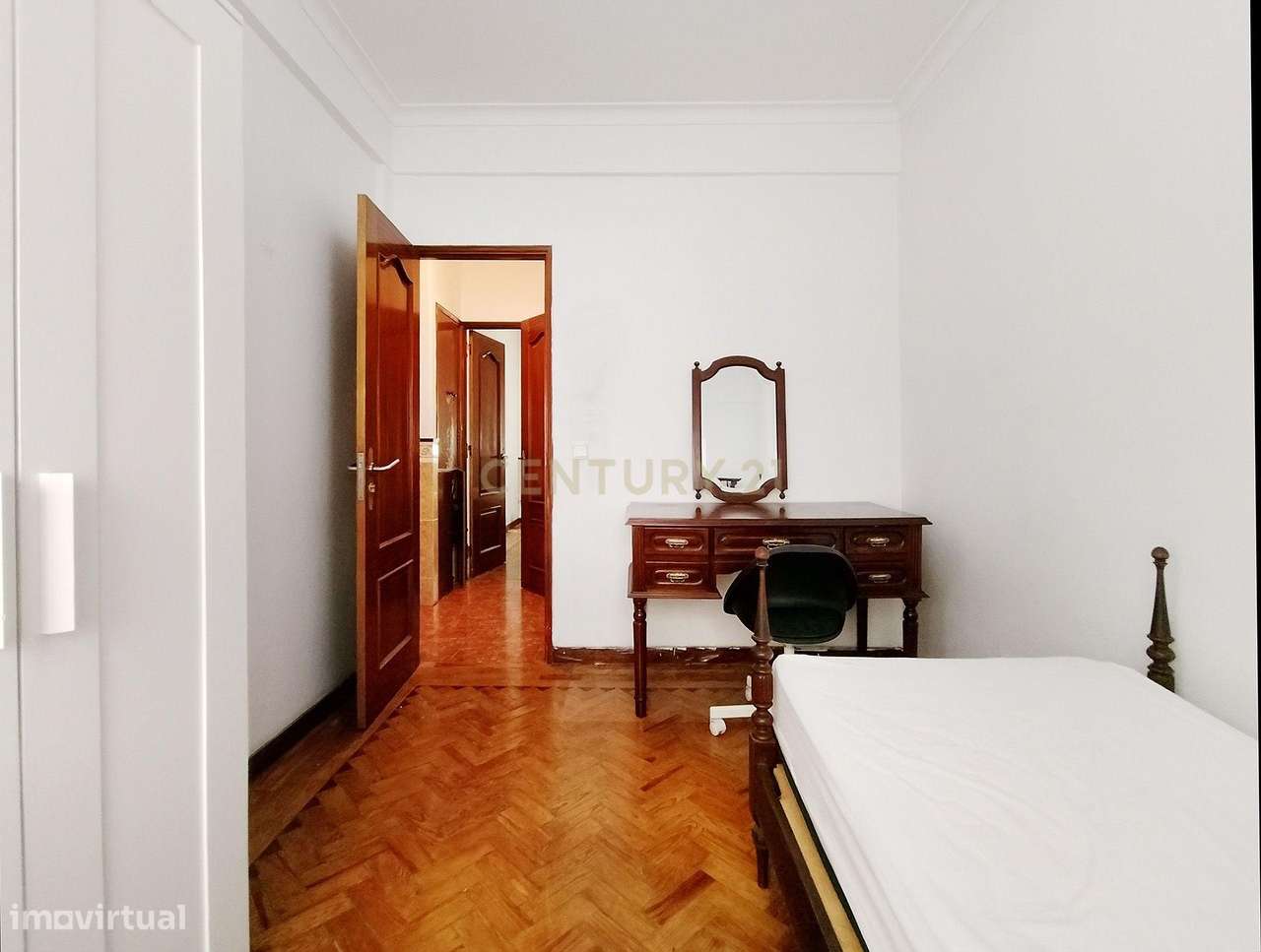 Apartamento T3, 2 WC, na Madre de Deus, para remodelar - Grande imagem: 3/16