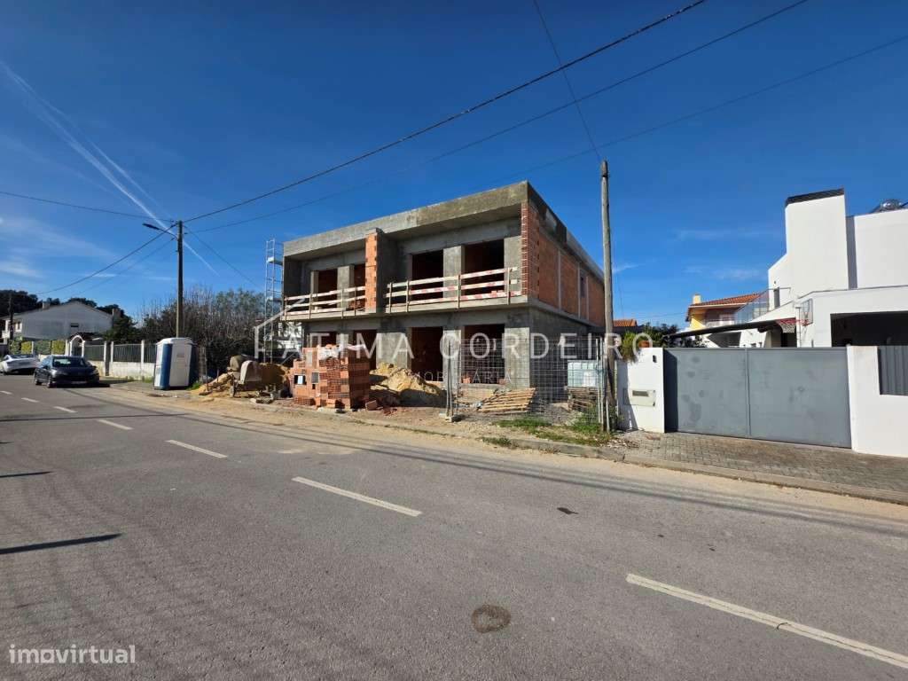 Moradia T4 com 3 Suítes e piscina Fernão Ferro-1