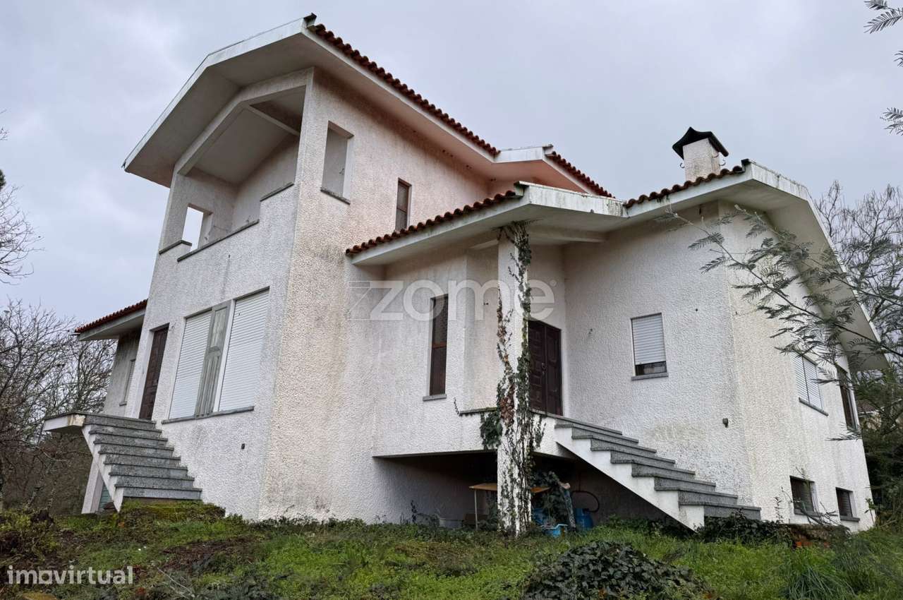 Moradia T4 | Viseu | Portugal Espaço, autenticidade e potencial - Grande imagem: 3/26