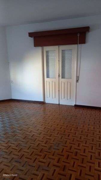 Apartamento T4 disponível para arrendamento no centro de Mirandela.
Re - Grande imagem: 5/12
