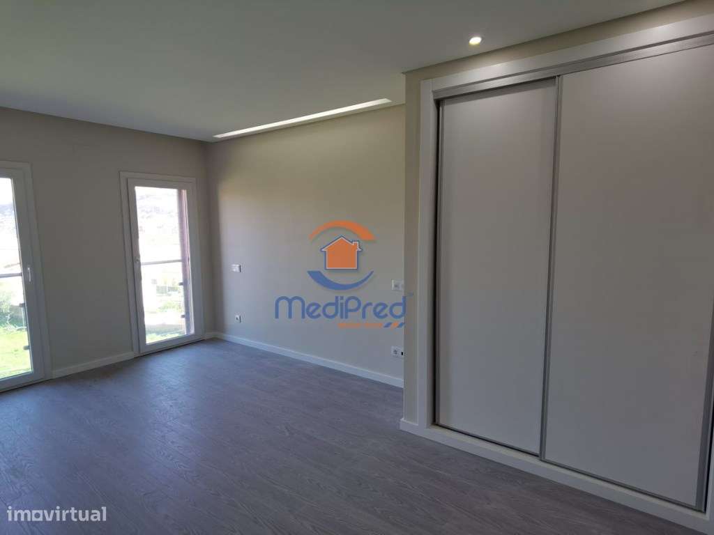 Apartamento T2, em condomínio privado, com BOX | Loures-19