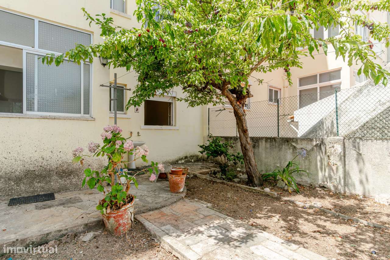 Espaçoso T2 com Jardim em Localização Central em Almada-19