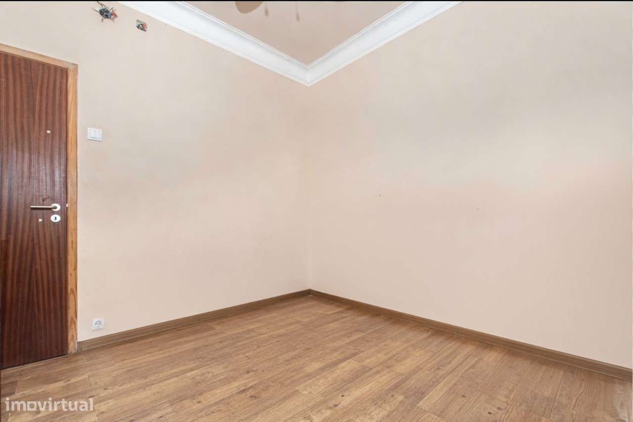 Apartamento T2 na Penha de França em prédio com elevador-8