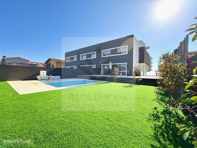 Moradia T4 de Luxo com Piscina e Jardim em Esmoriz-47