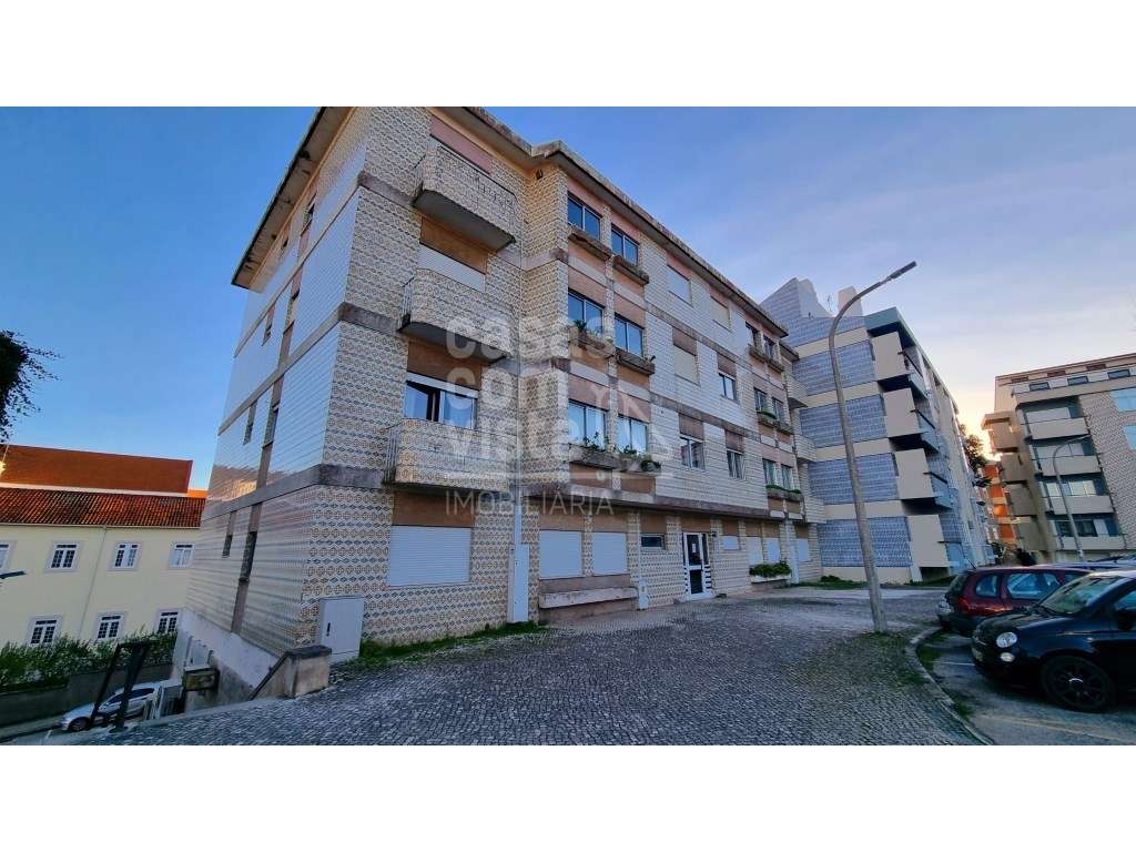 Apartmento T3+1 encontra-se situado numa das zonas mais nobres e ce...-6