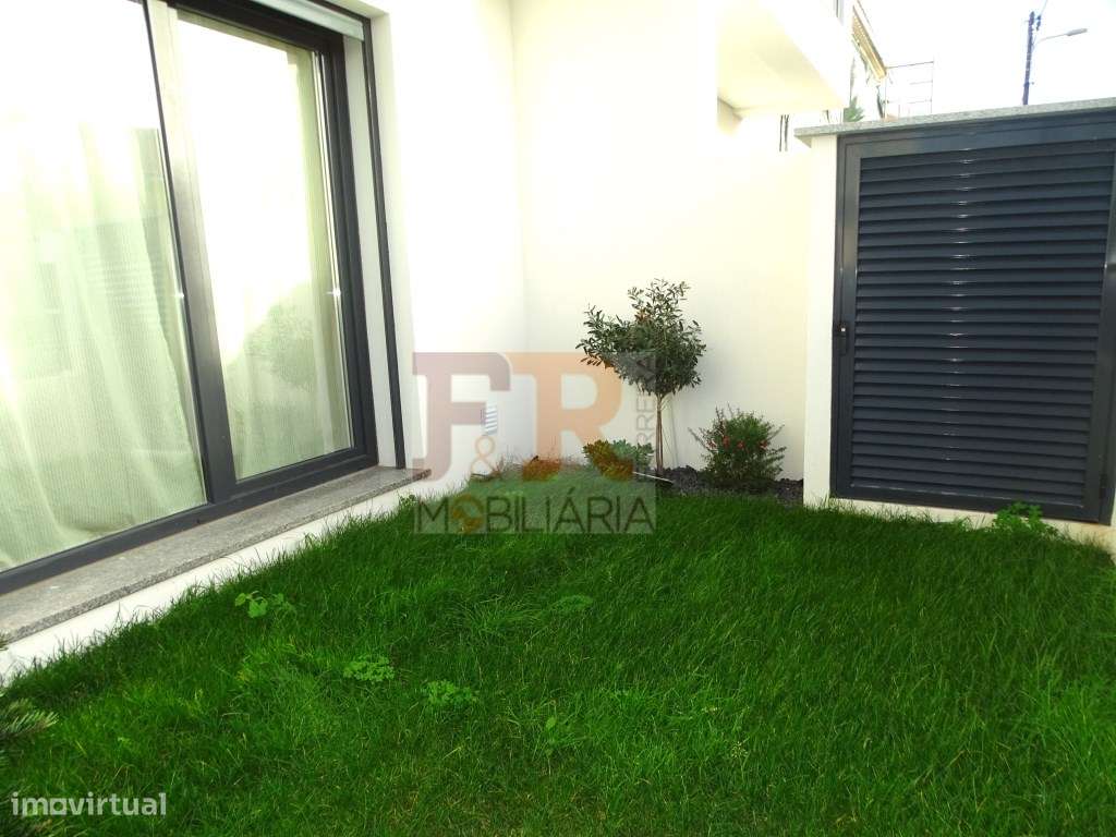 Semi-Nova Geminada Duplex T3 com Piscina Fernão Ferro-54