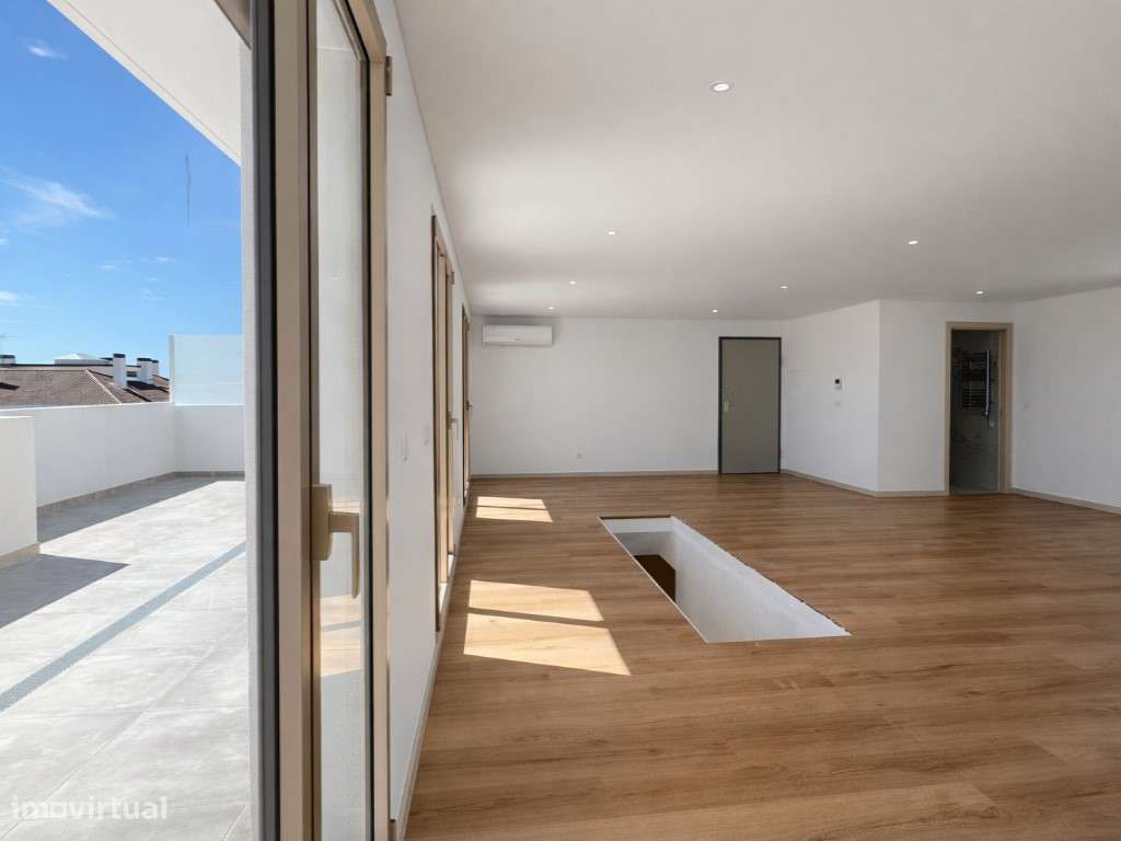 T3+Duplex | 2 Salas | 2 Terraços | 2 Varandas | Garagem Box 3 Viaturas - Grande imagem: 4/24