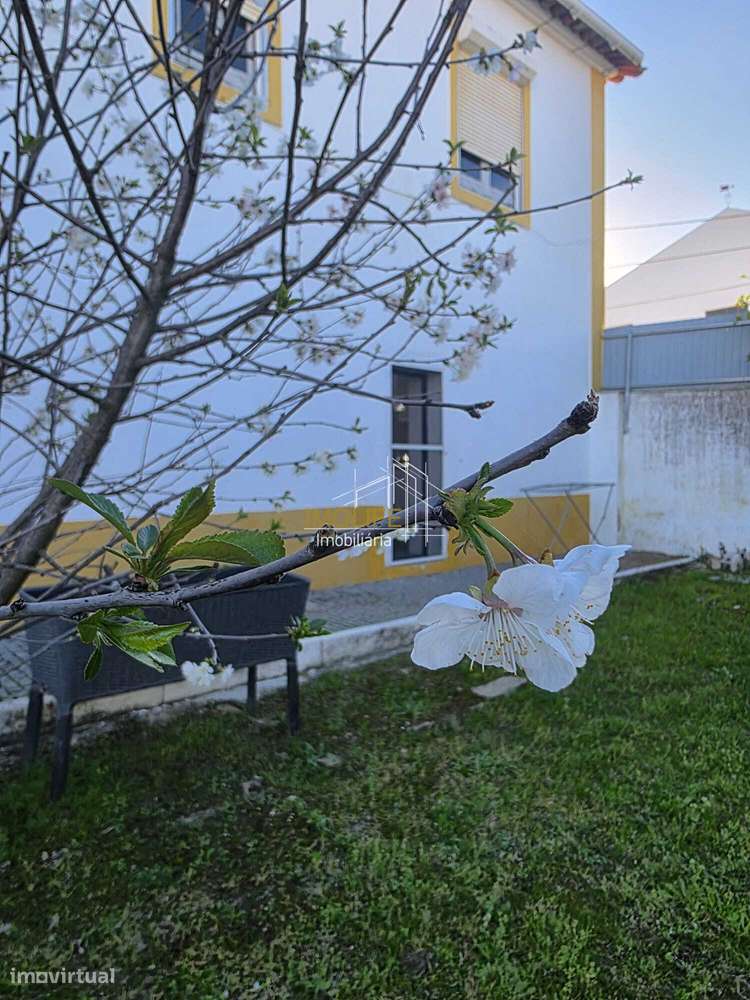 Excelente Moradia com dois pisos no centro do Vimieiro-0