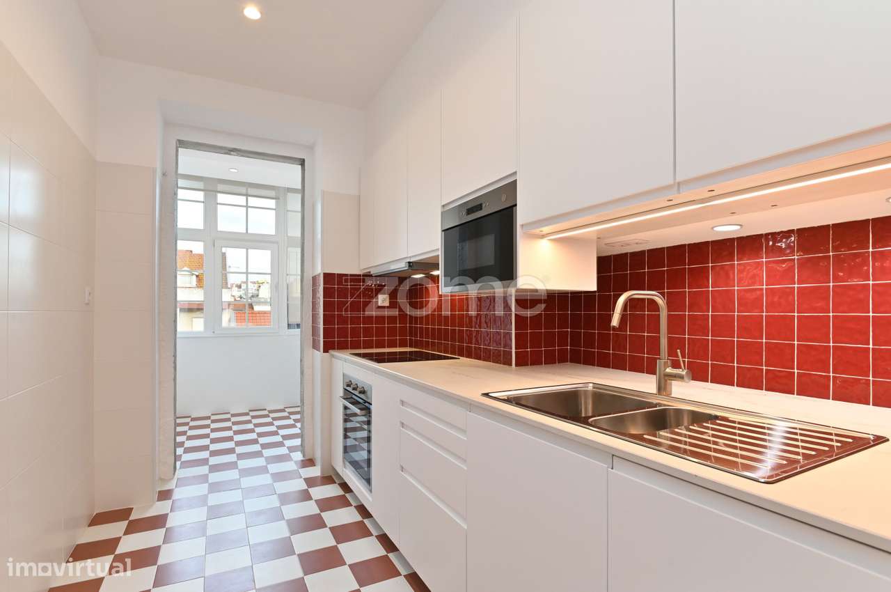 Apartamento T2+1 Renovado na Avenida Almirante Reis-0